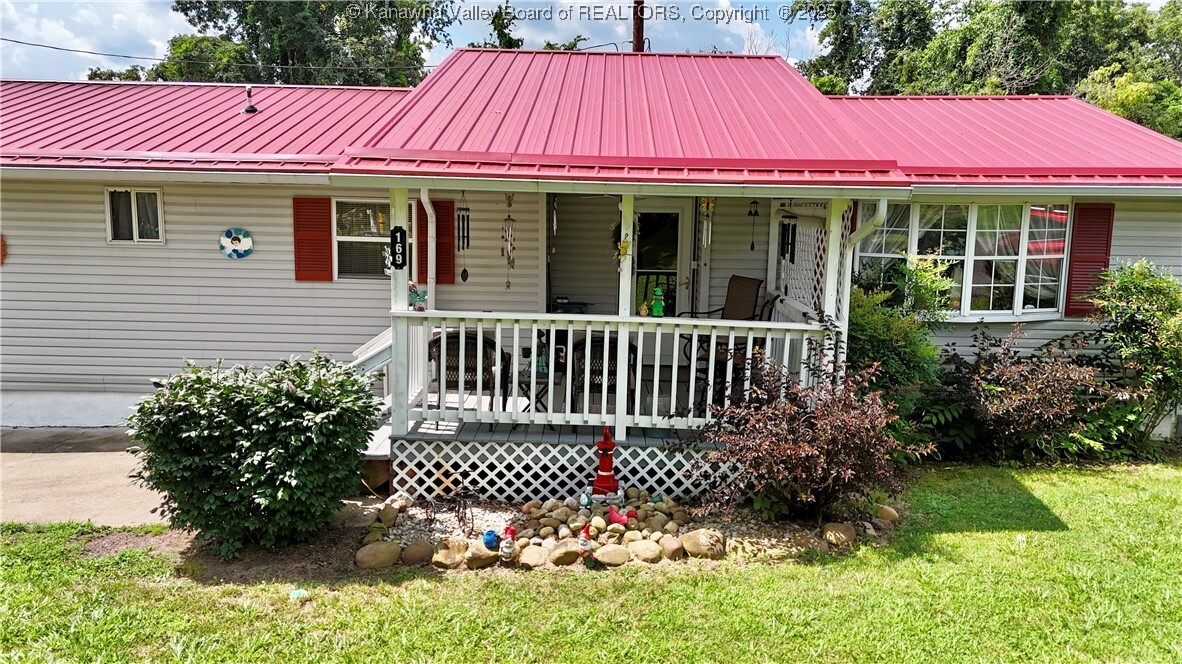 Property Photo: 169 Myrtle Tree Road WV 25309