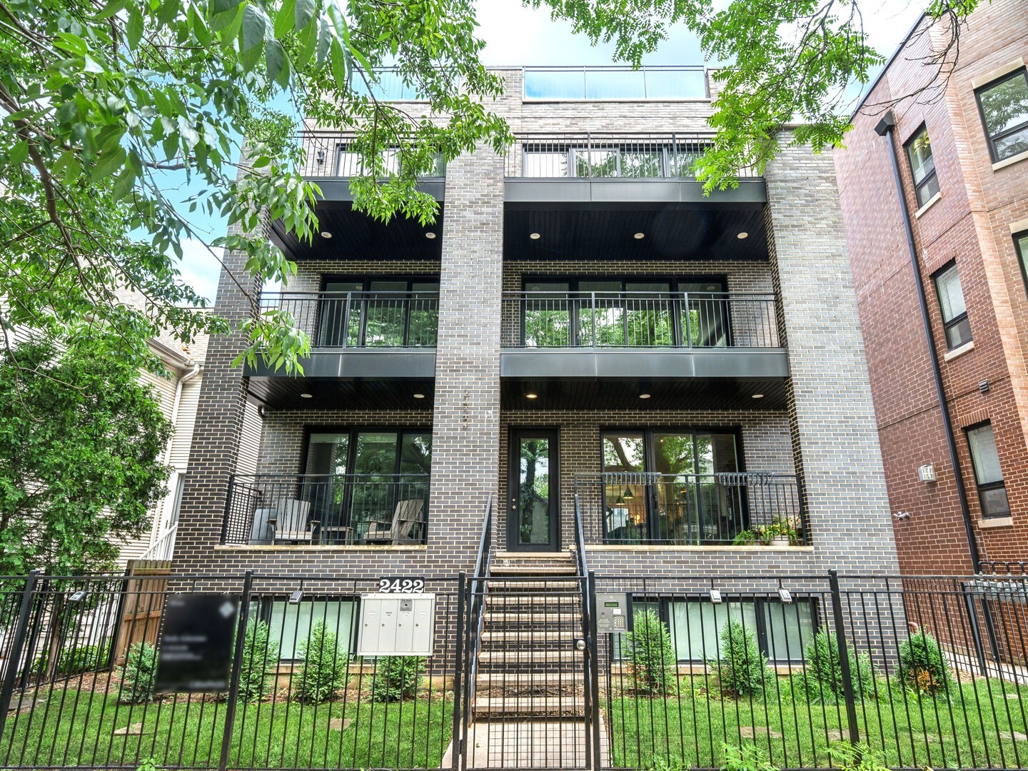 Property Photo: 2422 W Lyndale Street 1E IL 60647