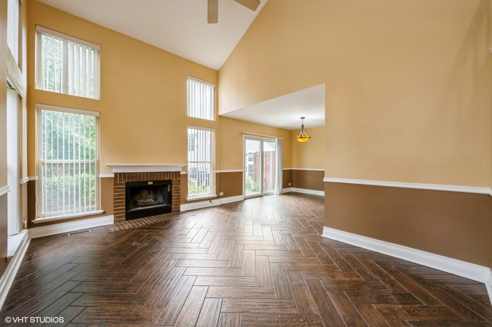Property Photo: 8 Dellwood Court IL 60102