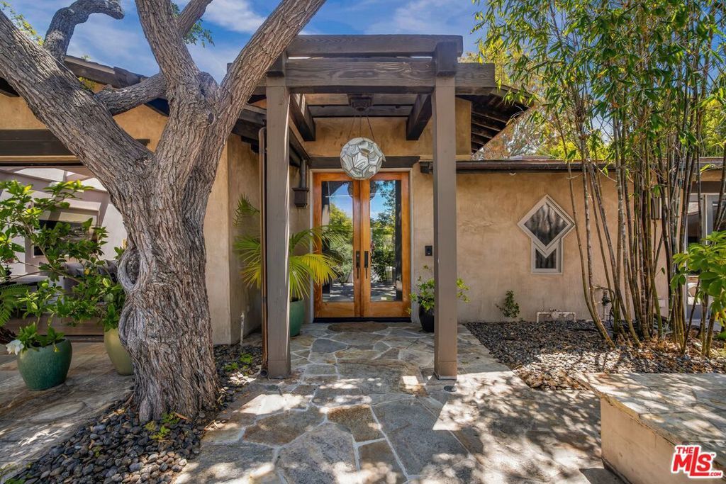 Property Photo:  1424 Oriole Drive  CA 90069 