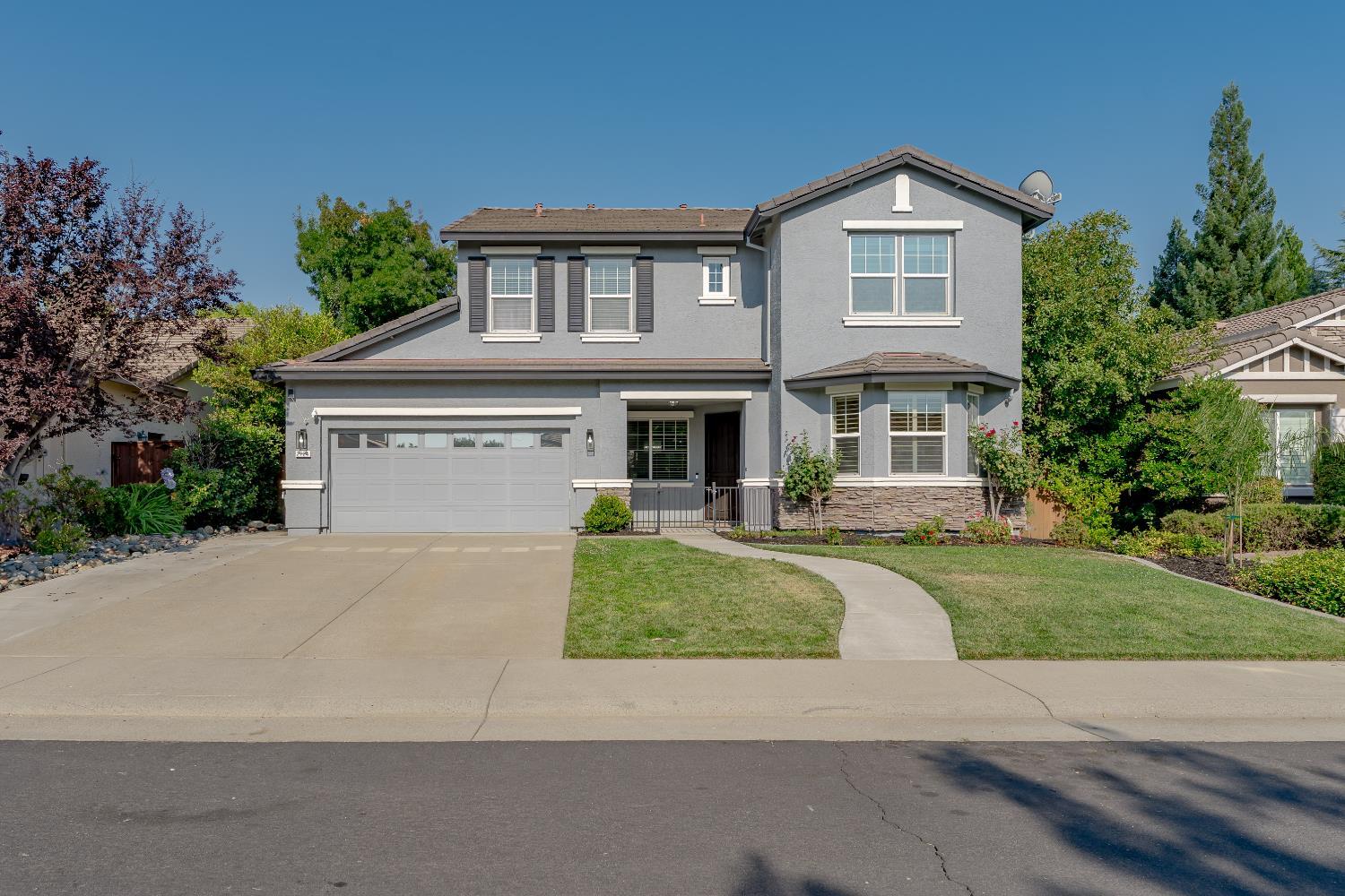 Property Photo: 2124 Lucetta Way CA 95661