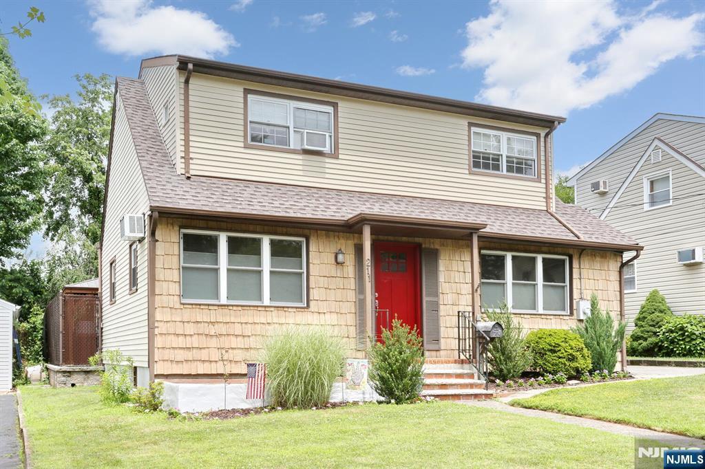 211 New Jersey Avenue  Bergenfield NJ 07628 photo