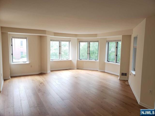 Property Photo:  405 Thornton Court 405  NJ 07020 