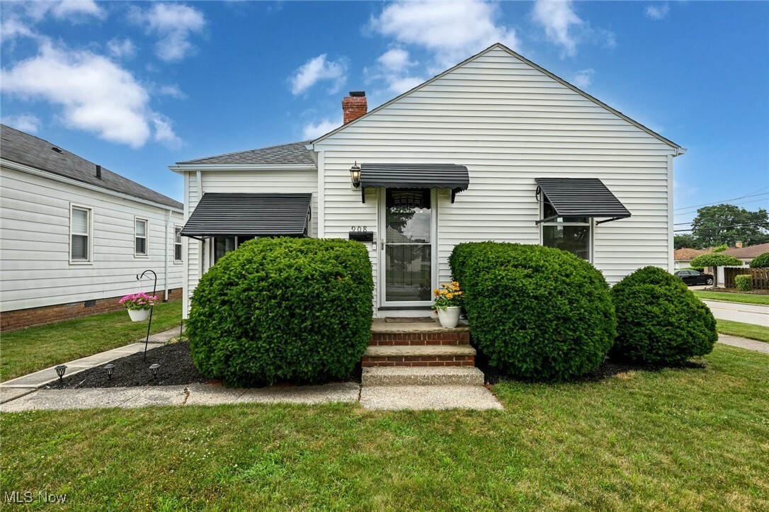 Property Photo: 908 Dawnwood Drive OH 44134