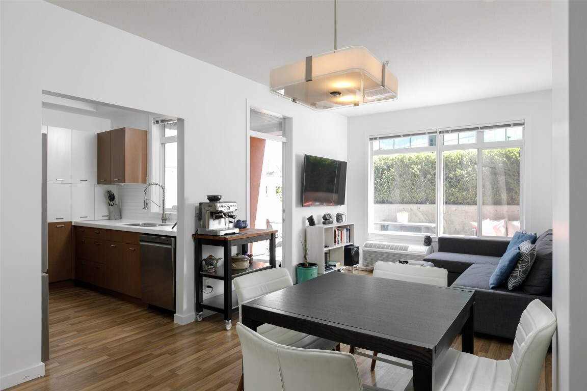 Property Photo: 1550 Dickson Avenue 110 BC V1Y 9Y8