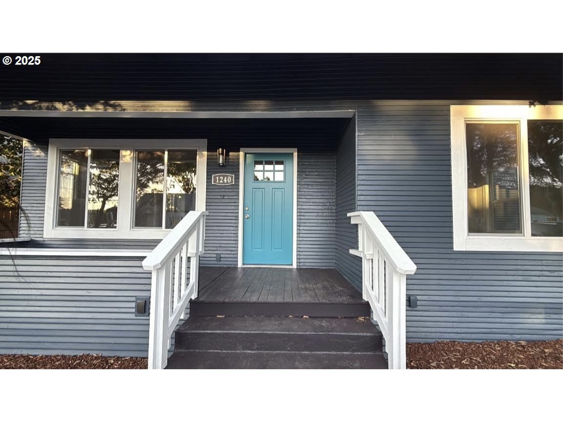 Property Photo: 1240 SE 15th St OR 97302