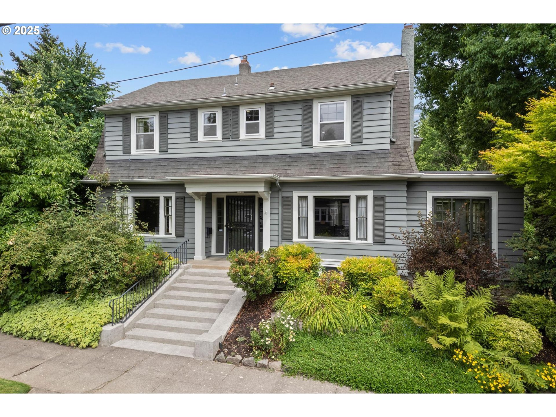 Property Photo: 1931 NE Siskiyou St OR 97212
