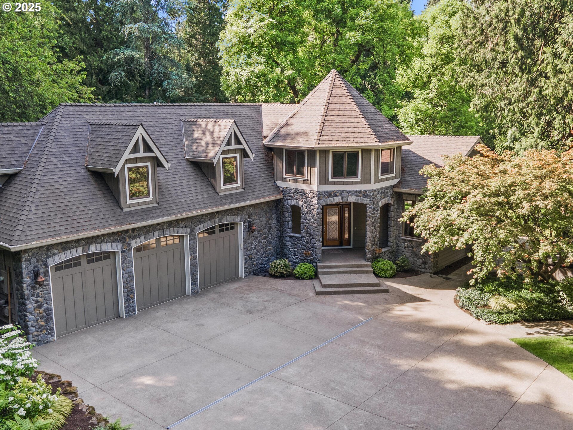 Property Photo: 4207 SE Aldercrest Rd OR 97222