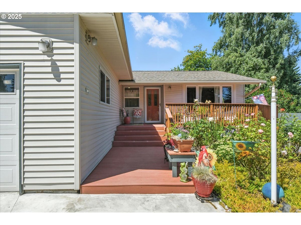 Property Photo:  7506 NW 13th Ave  WA 98665 