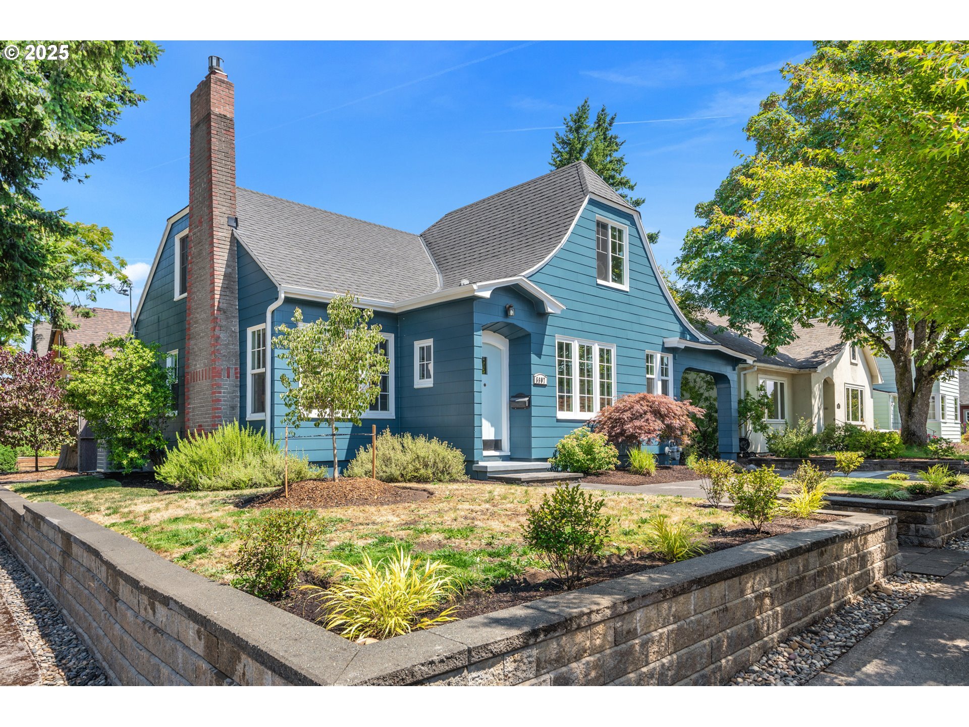 Property Photo: 6907 NE Alameda St OR 97213