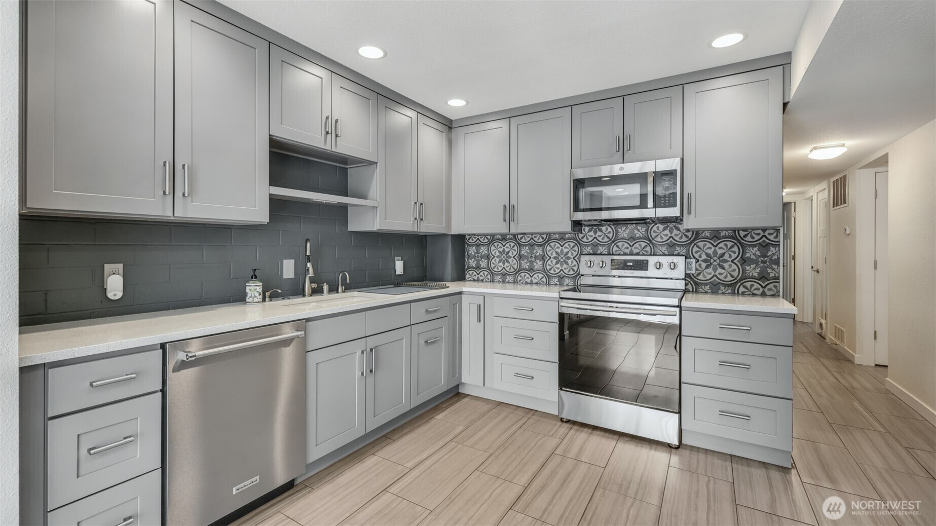 Property Photo: 11021 Glen Acres Drive S B WA 98168