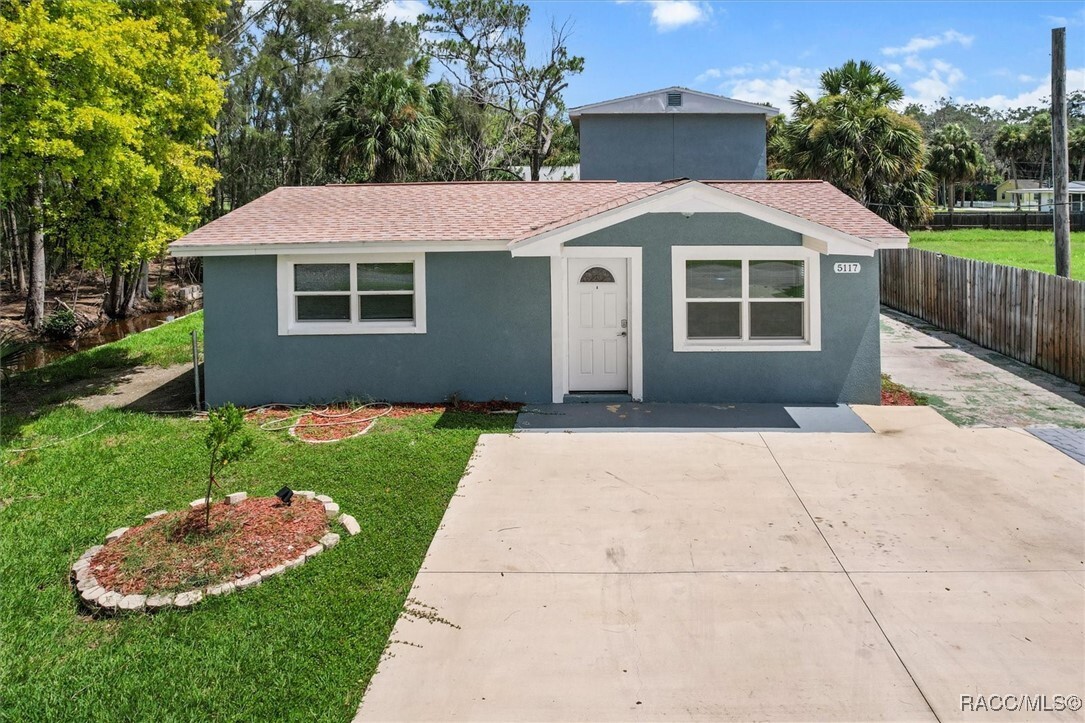 Property Photo: 5117 Mallett Drive FL 34668