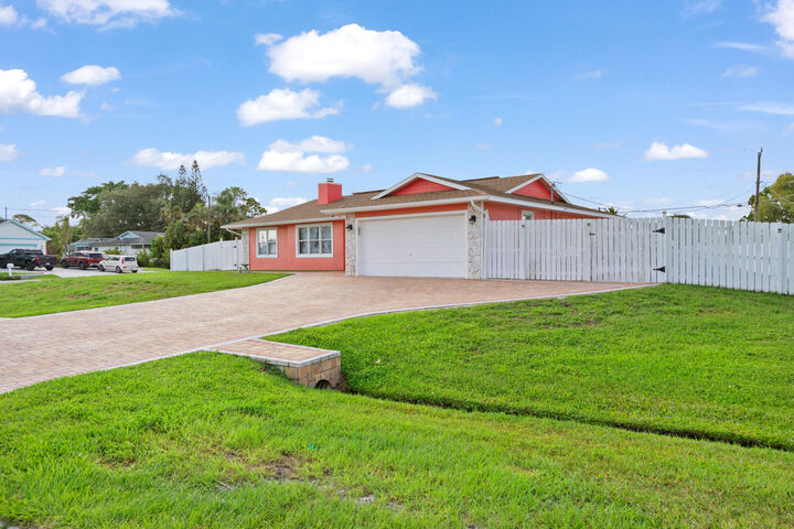 Property Photo: 402 SW Seaflower Terrace FL 34984