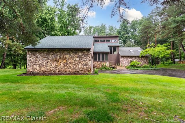 Property Photo: 1222 Manderly Drive MI 48381
