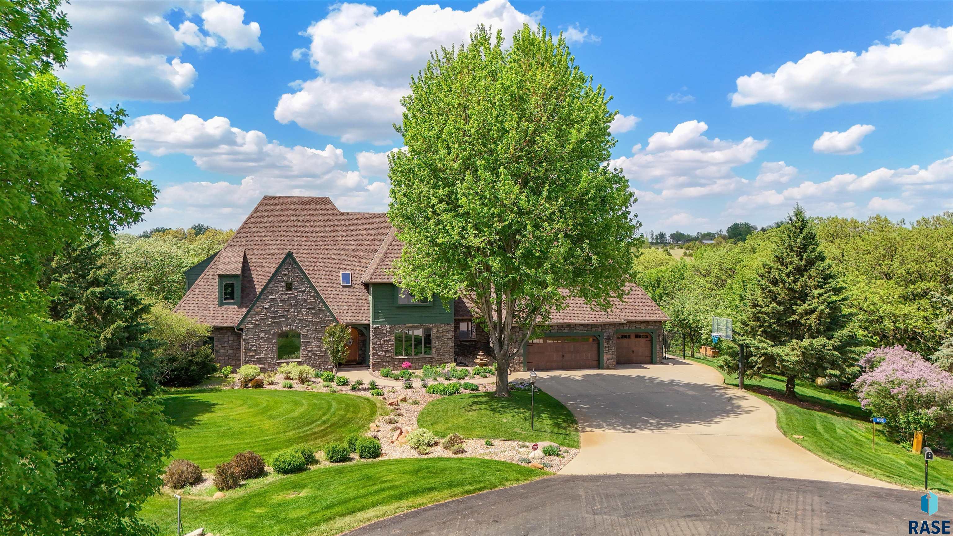 1705 N Deer Hollow Cir  Sioux Falls SD 57110 photo