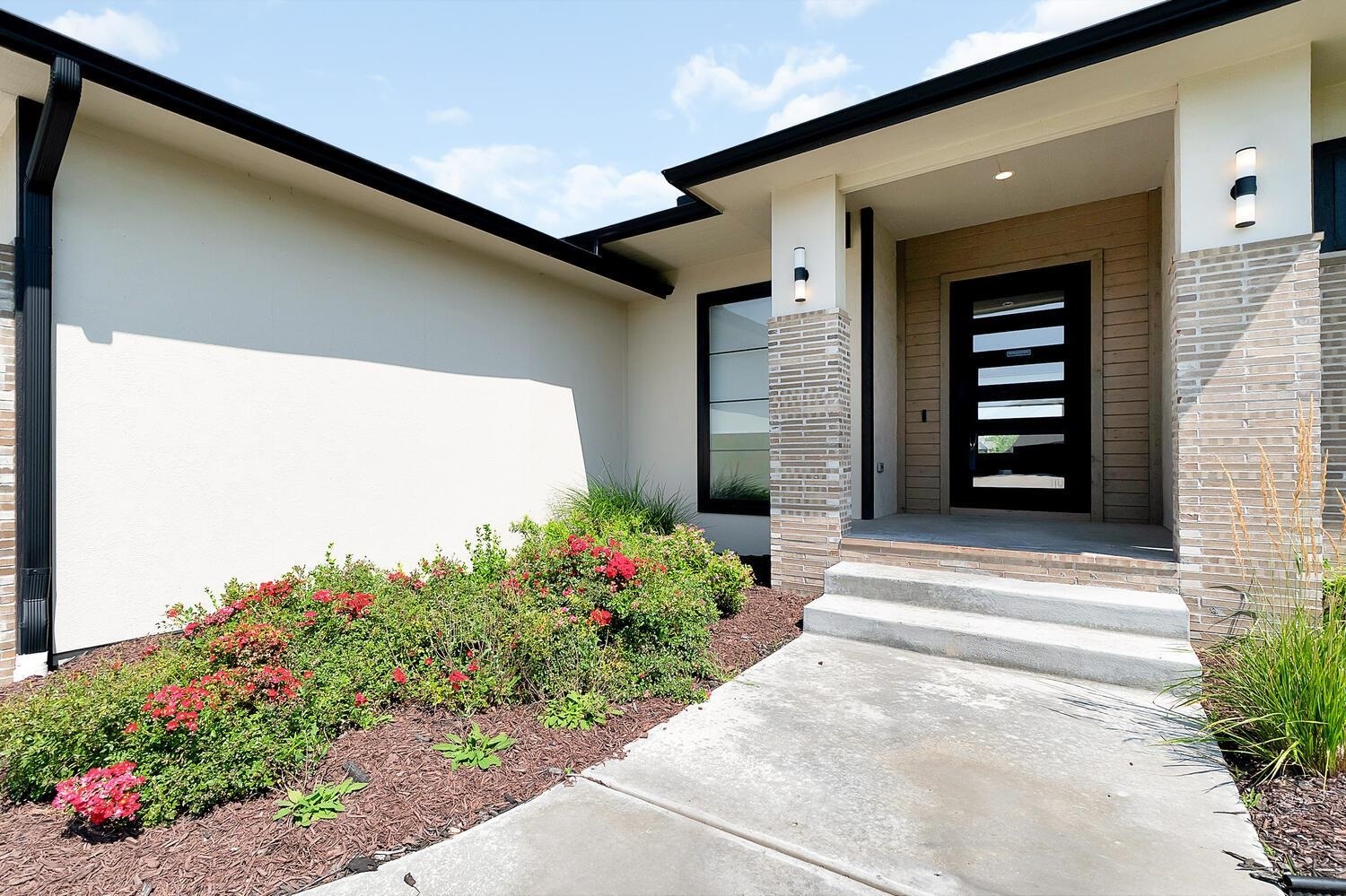 Property Photo:  1226 W Lakeway Ct  KS 67002 