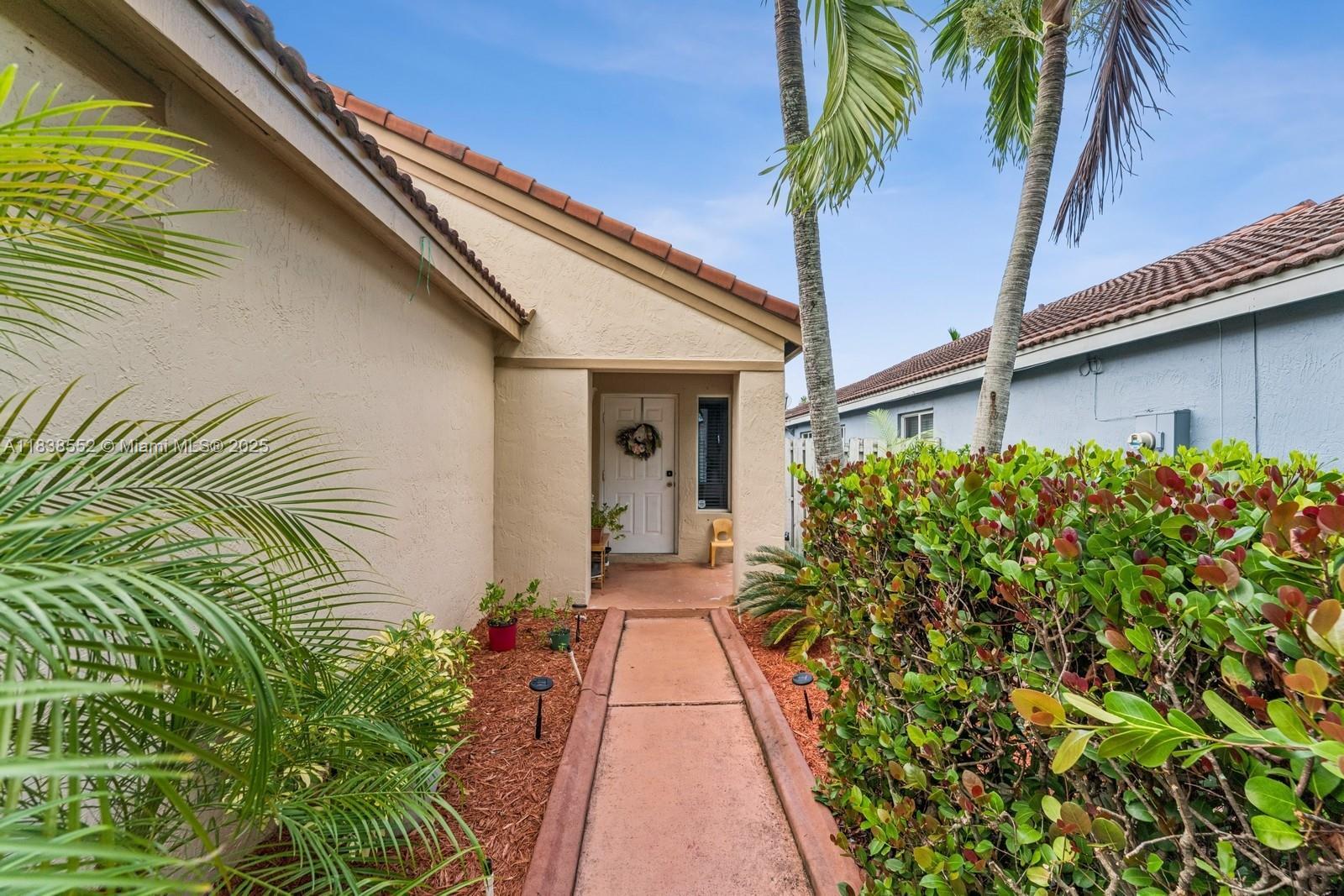 Property Photo: 1368 Presidio Dr FL 33327