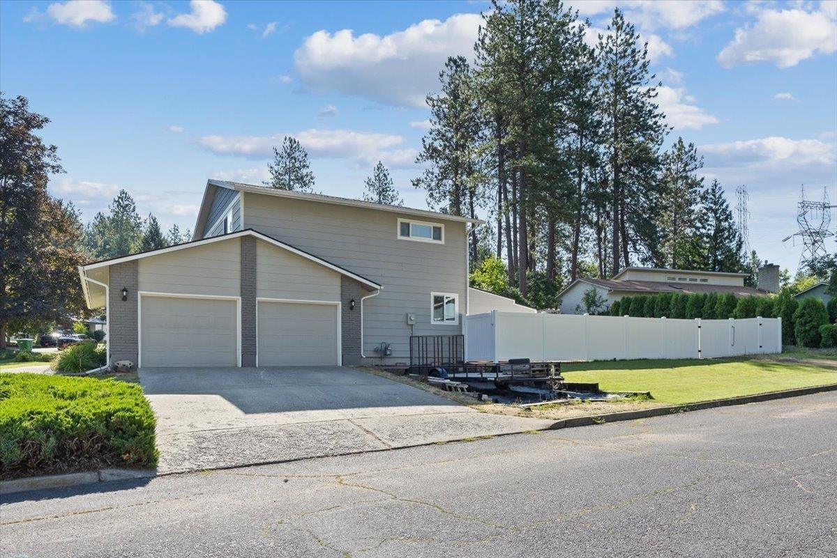 Property Photo:  404 E Carriage Ct  WA 99218 