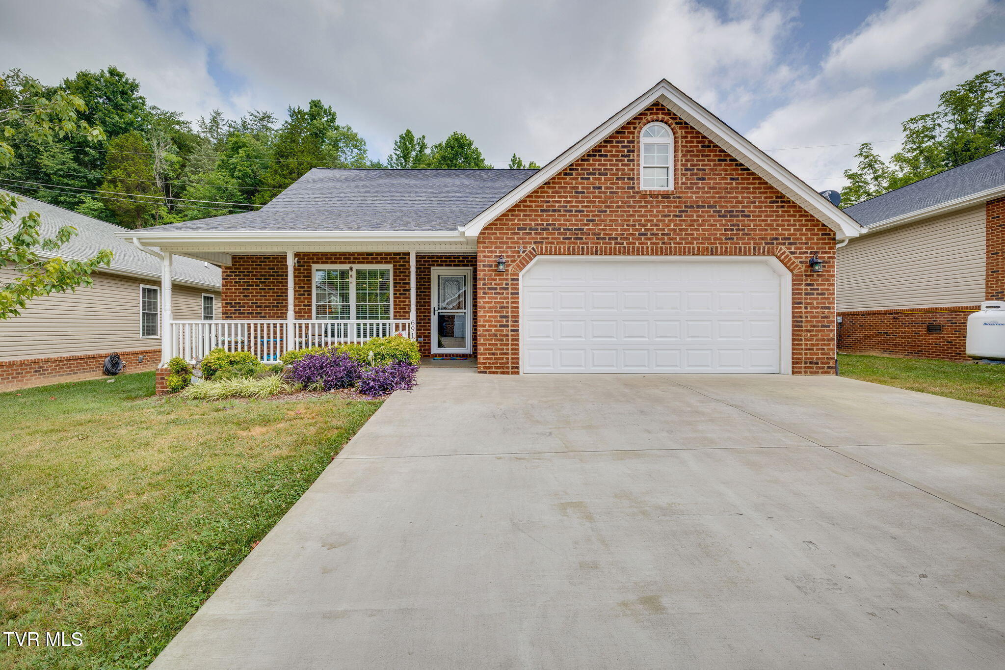 Property Photo: 691 Willowcrest Place TN 37660
