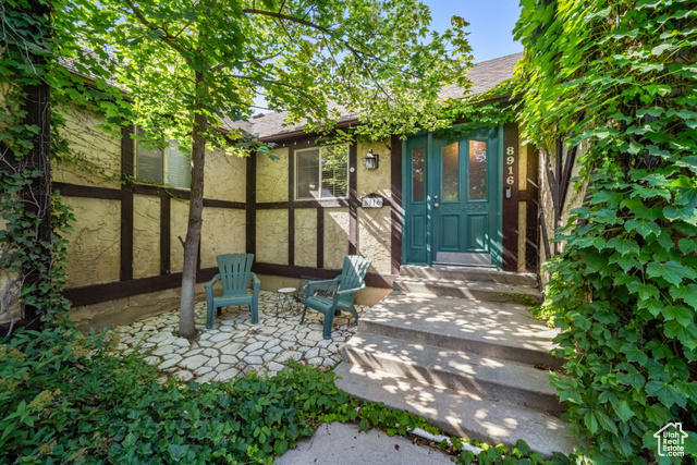 Property Photo: 8916 S Cobble Crest Ln E UT 84093
