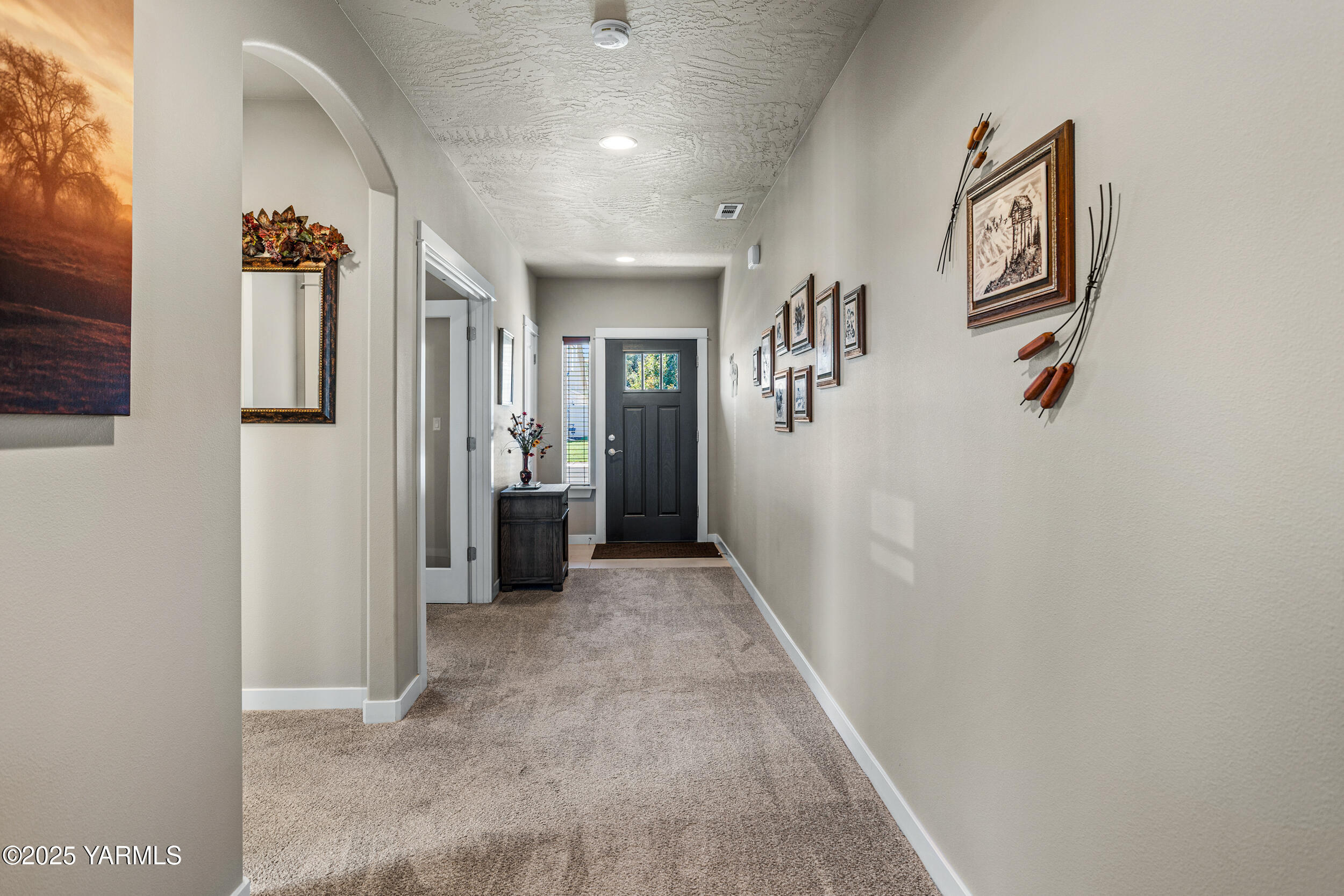 Property Photo: 6109 Cottonwood Lp WA 98903