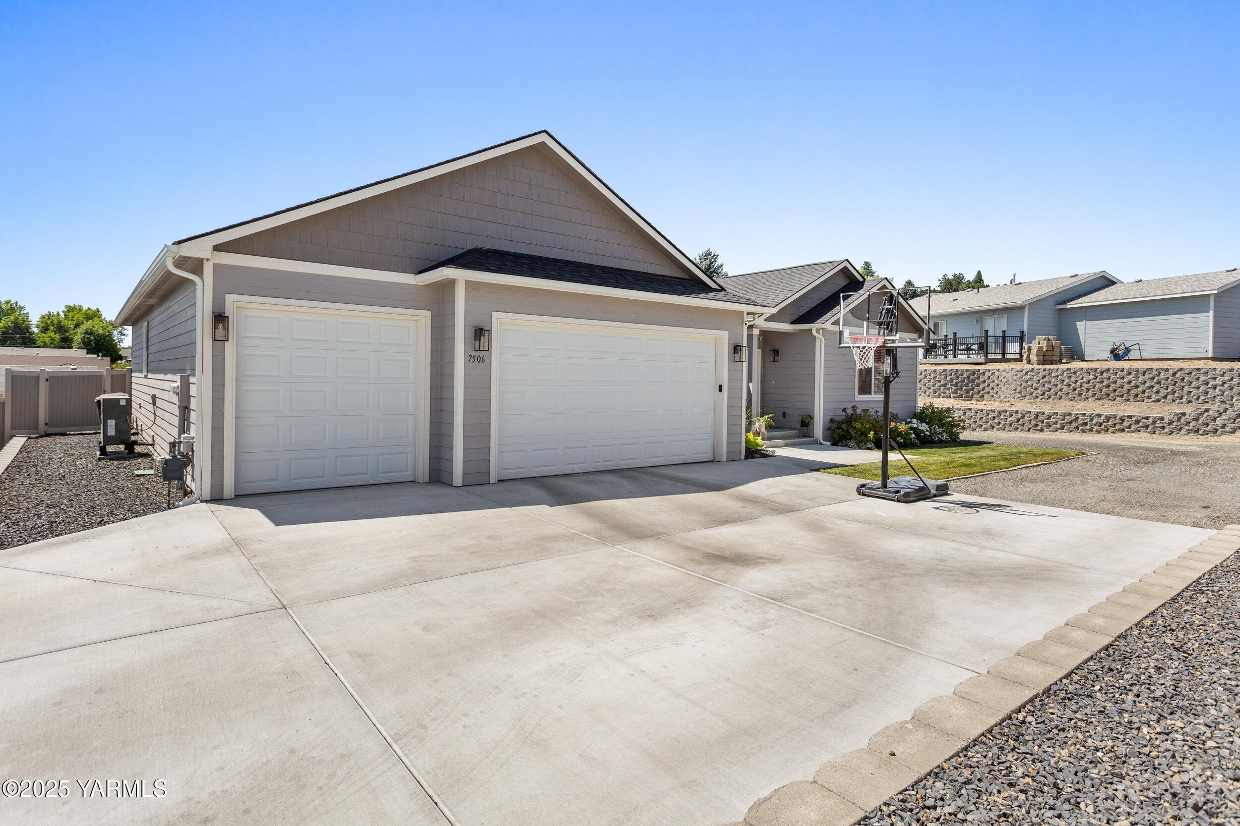 Property Photo: 7506 W Viewcrest Way WA 98908