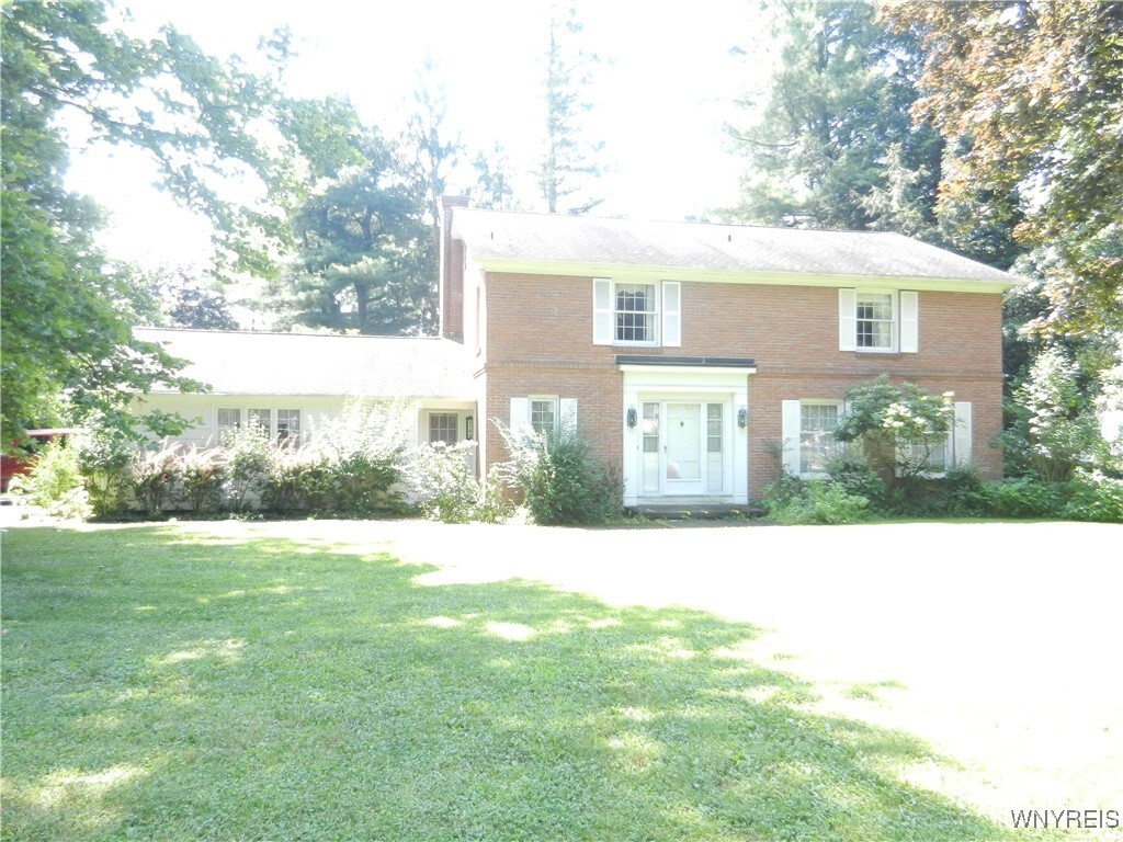 Property Photo: 216 Roycroft Circle NY 14052