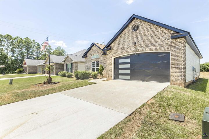 Property Photo:  104 Crossing Pl  GA 31088 