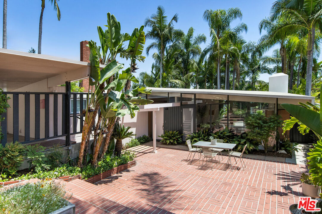 Property Photo: 268 W Kenneth Rd CA 91202