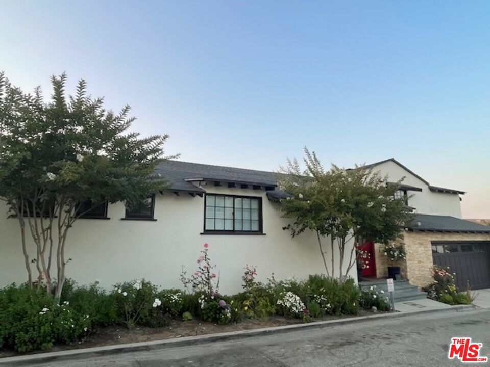Property Photo: 2444 Carman Crest Dr CA 90068