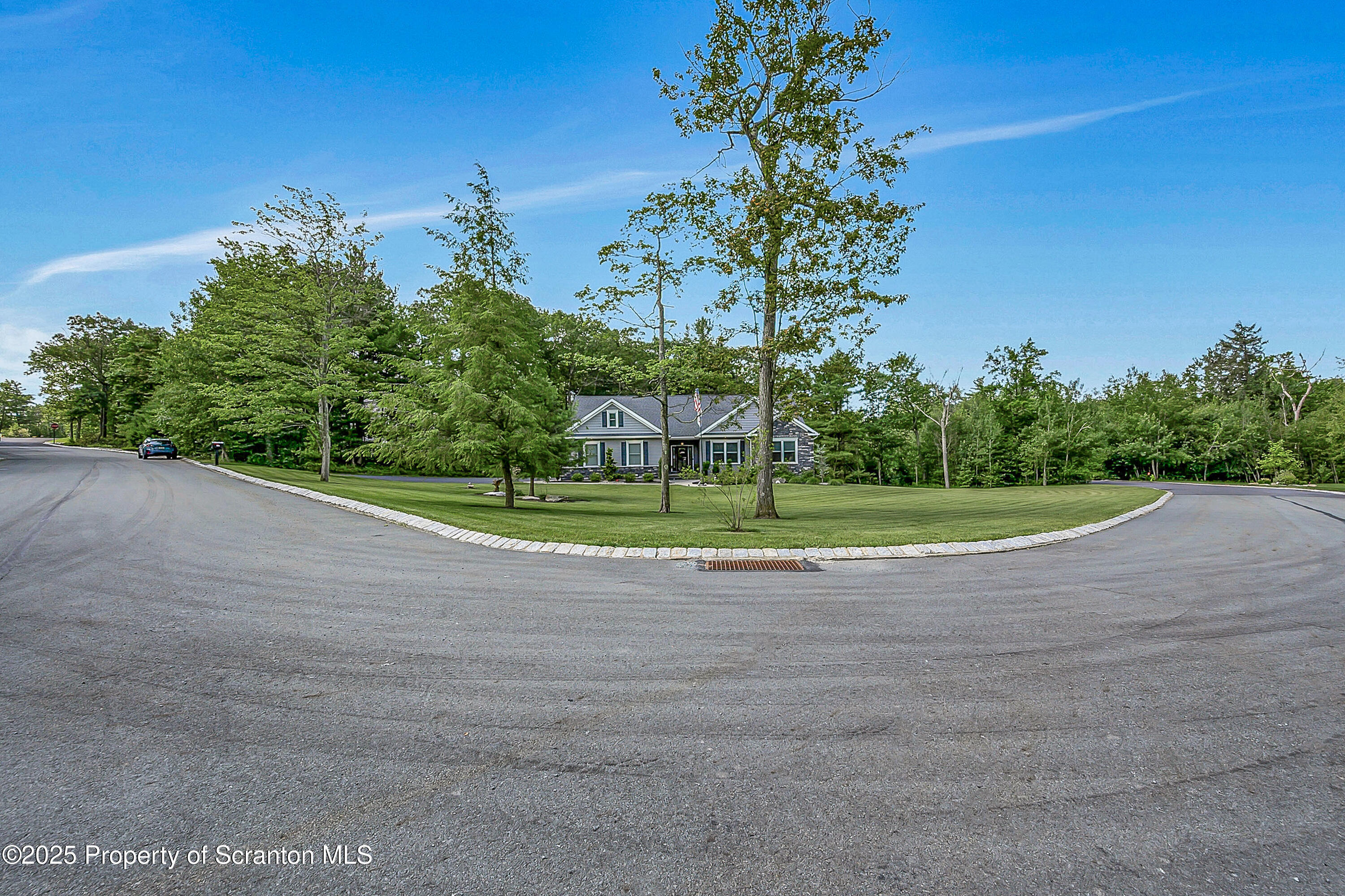 Property Photo: 10 White Oak Way PA 18436