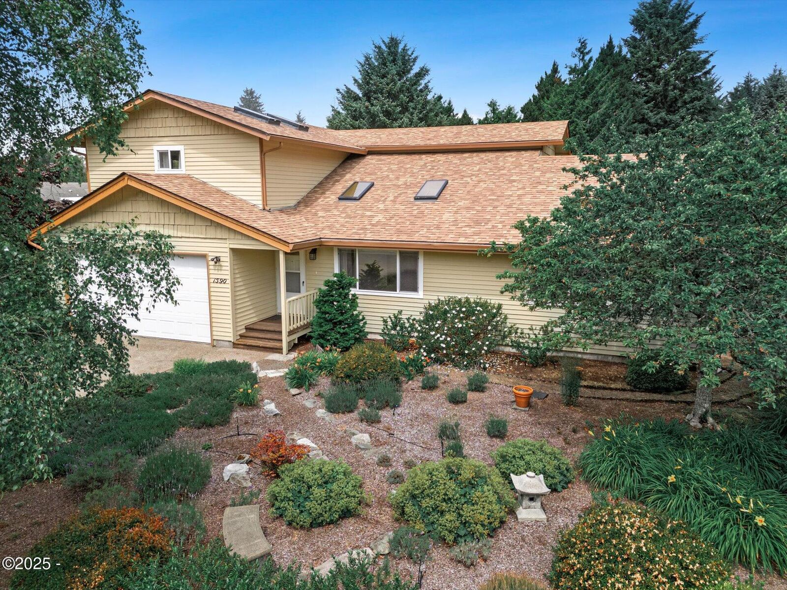 Property Photo: 1590 SW Fairway Drive OR 97394