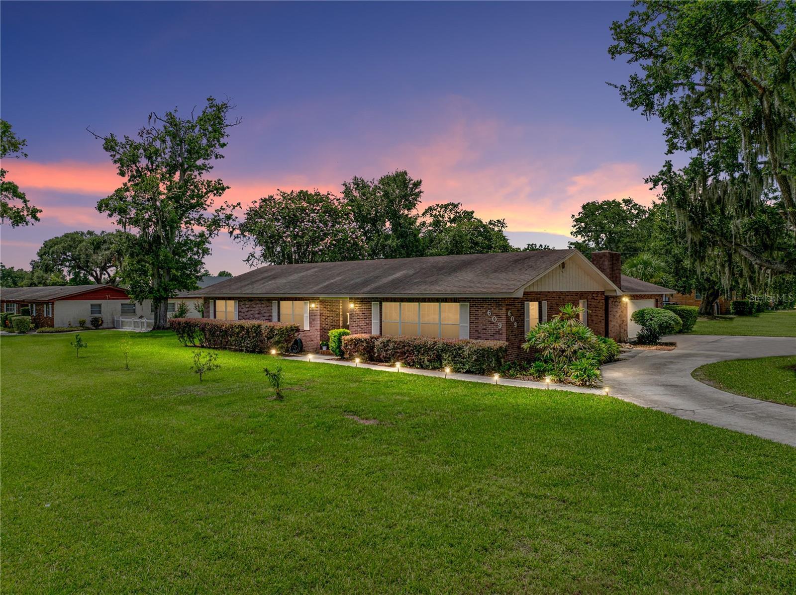 Property Photo: 609 W Pipkin Road FL 33813