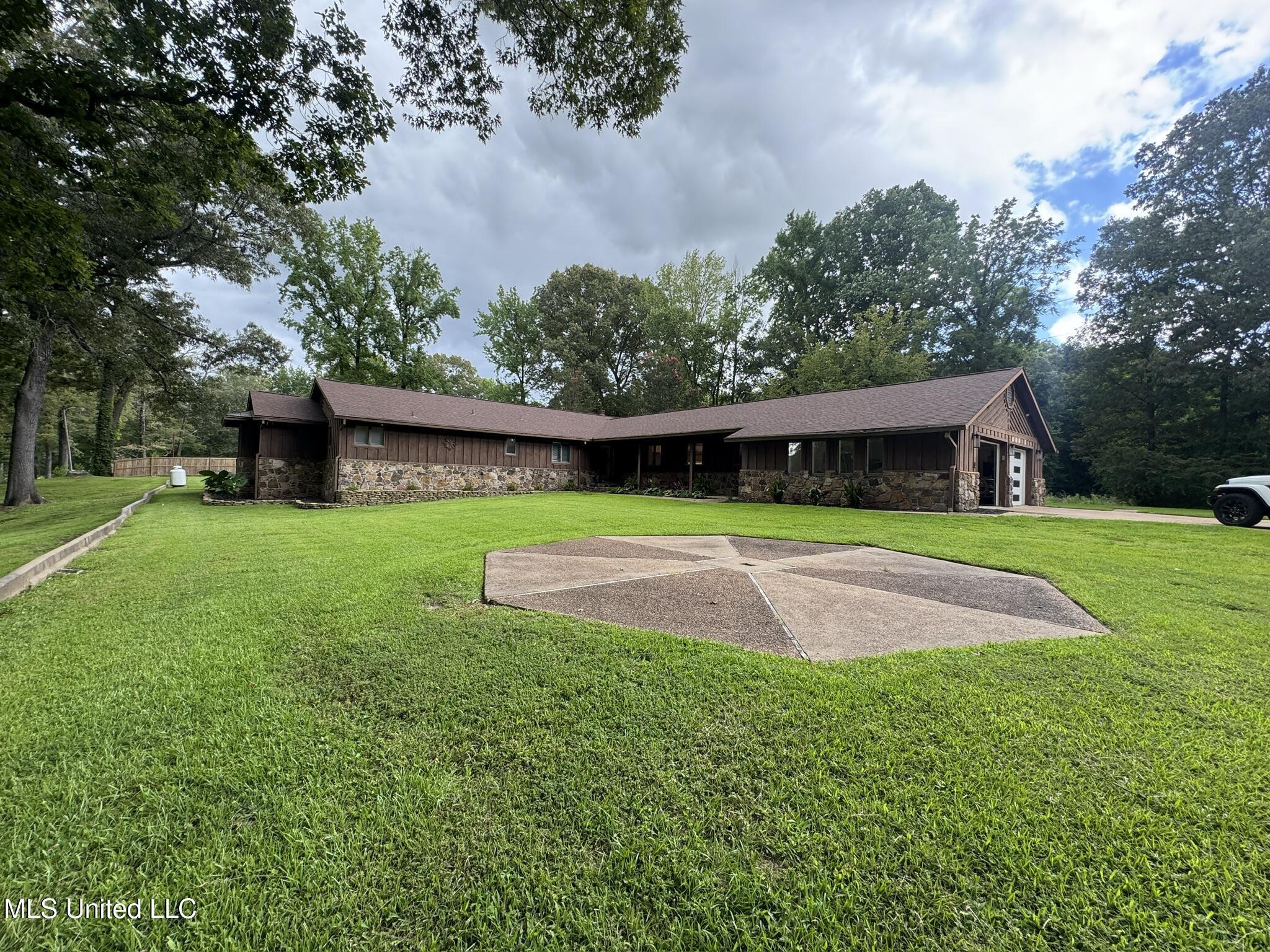 Property Photo: 5520 Jordan Drive MS 38637
