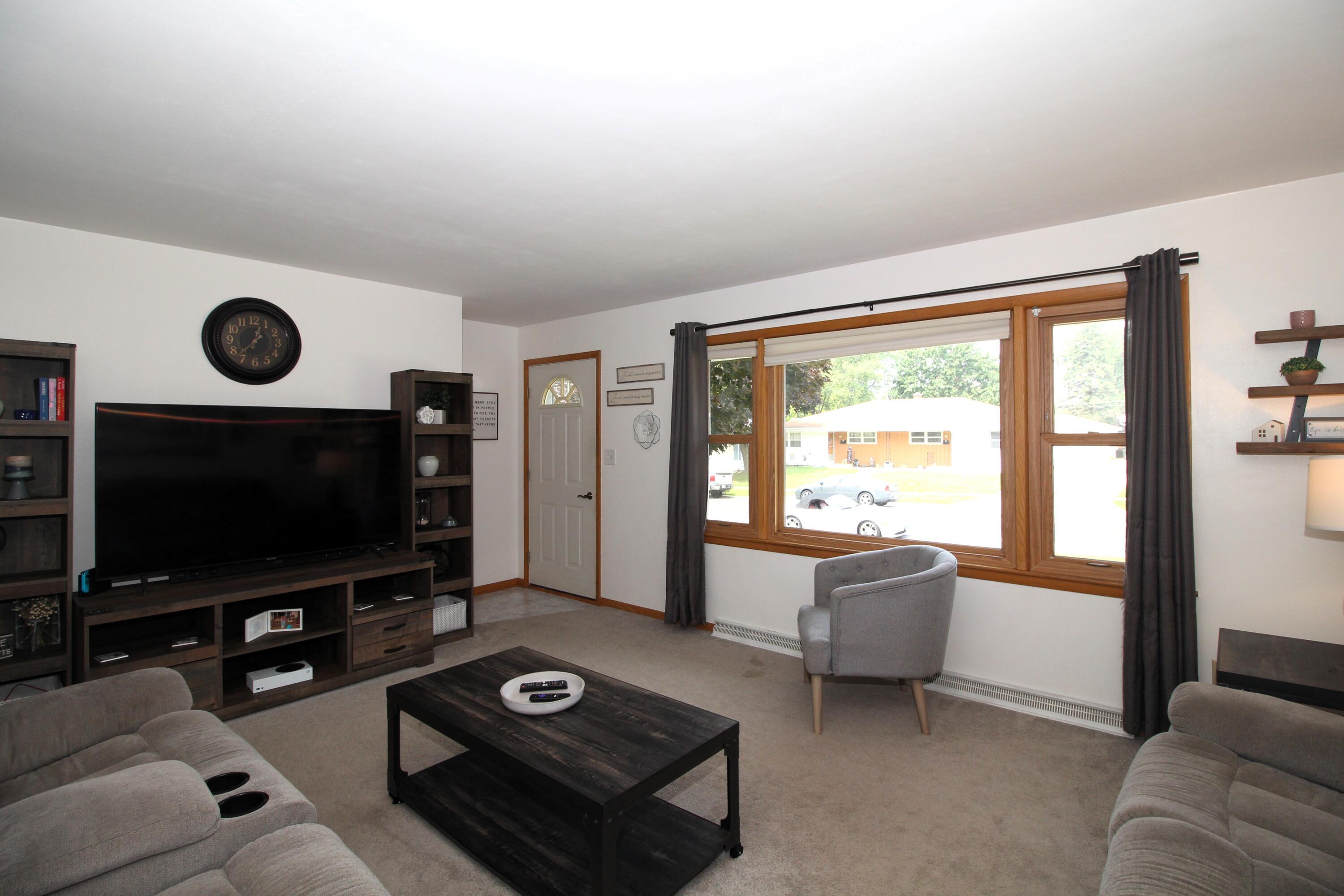 Property Photo: 815 Redwood St WI 53095