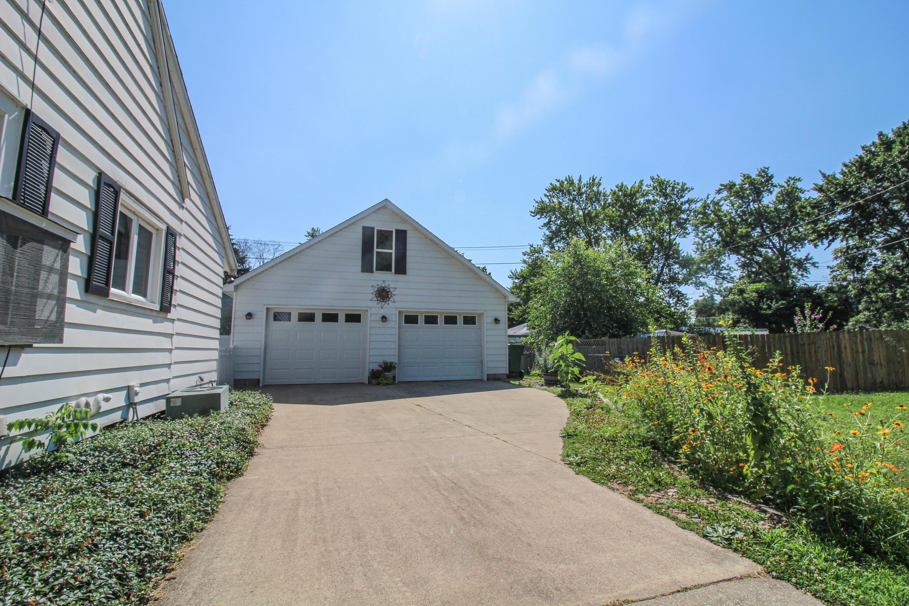 Property Photo: 630 S Lincoln Avenue MI 49093