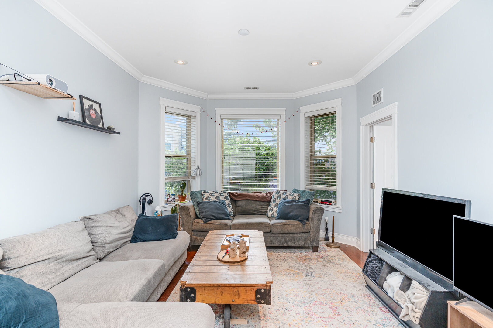 Property Photo: 2725 N Kedzie Avenue 2 IL 60647