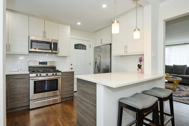 Property Photo:  6021 N Damen Avenue 202  IL 60659 