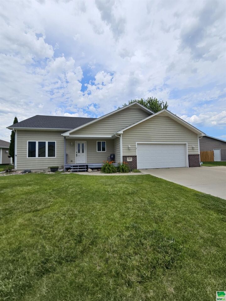 Property Photo: 707 Prairie Blvd SD 57049