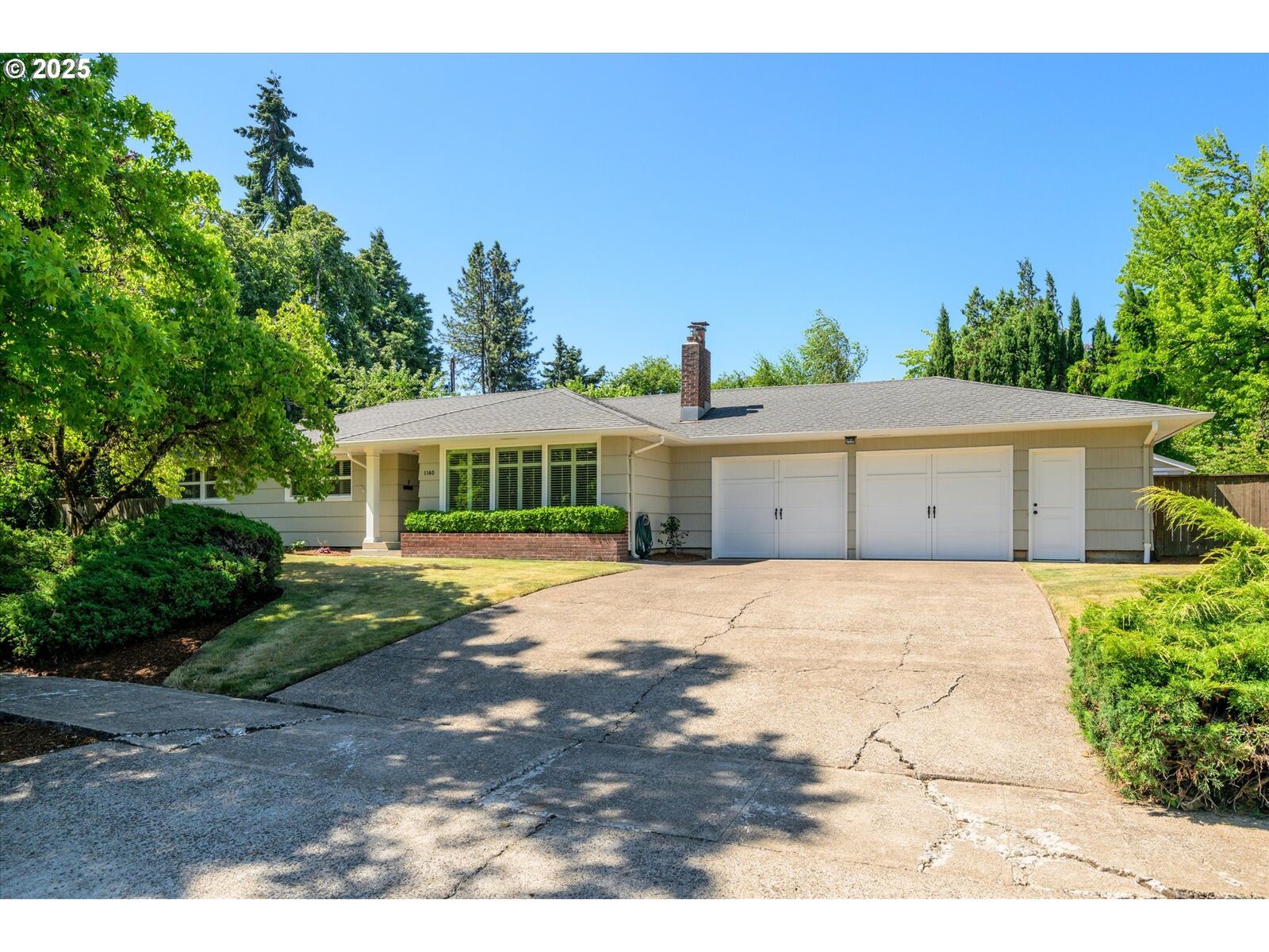 Property Photo:  1140 Buff Way  OR 97401 