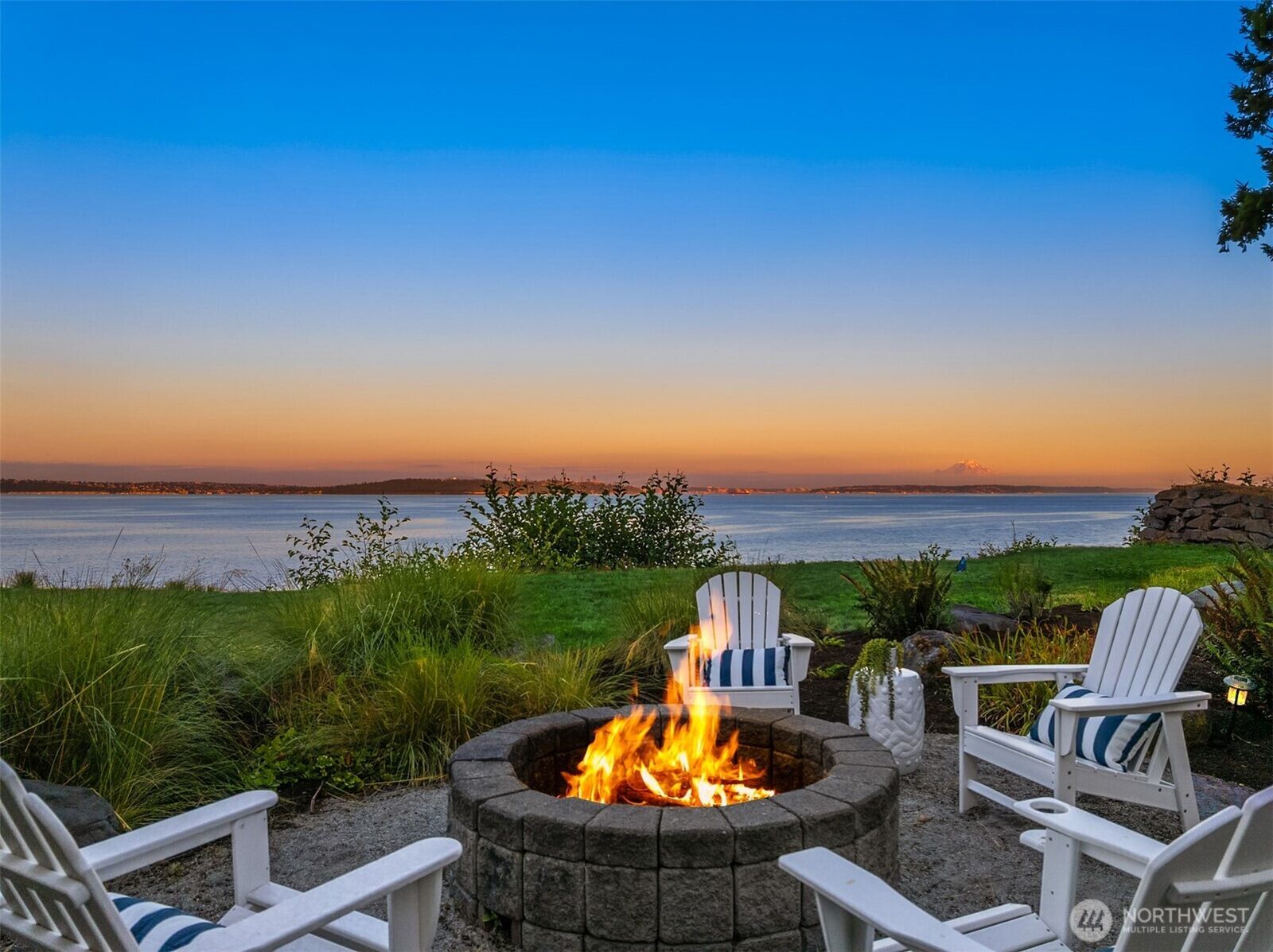 Property Photo:  10668 NE Manor Lane  WA 98110 
