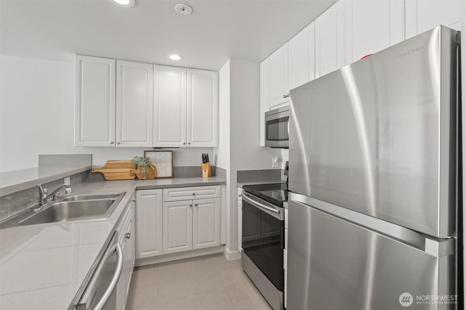 Property Photo: 321 10th Avenue S 705 WA 98104