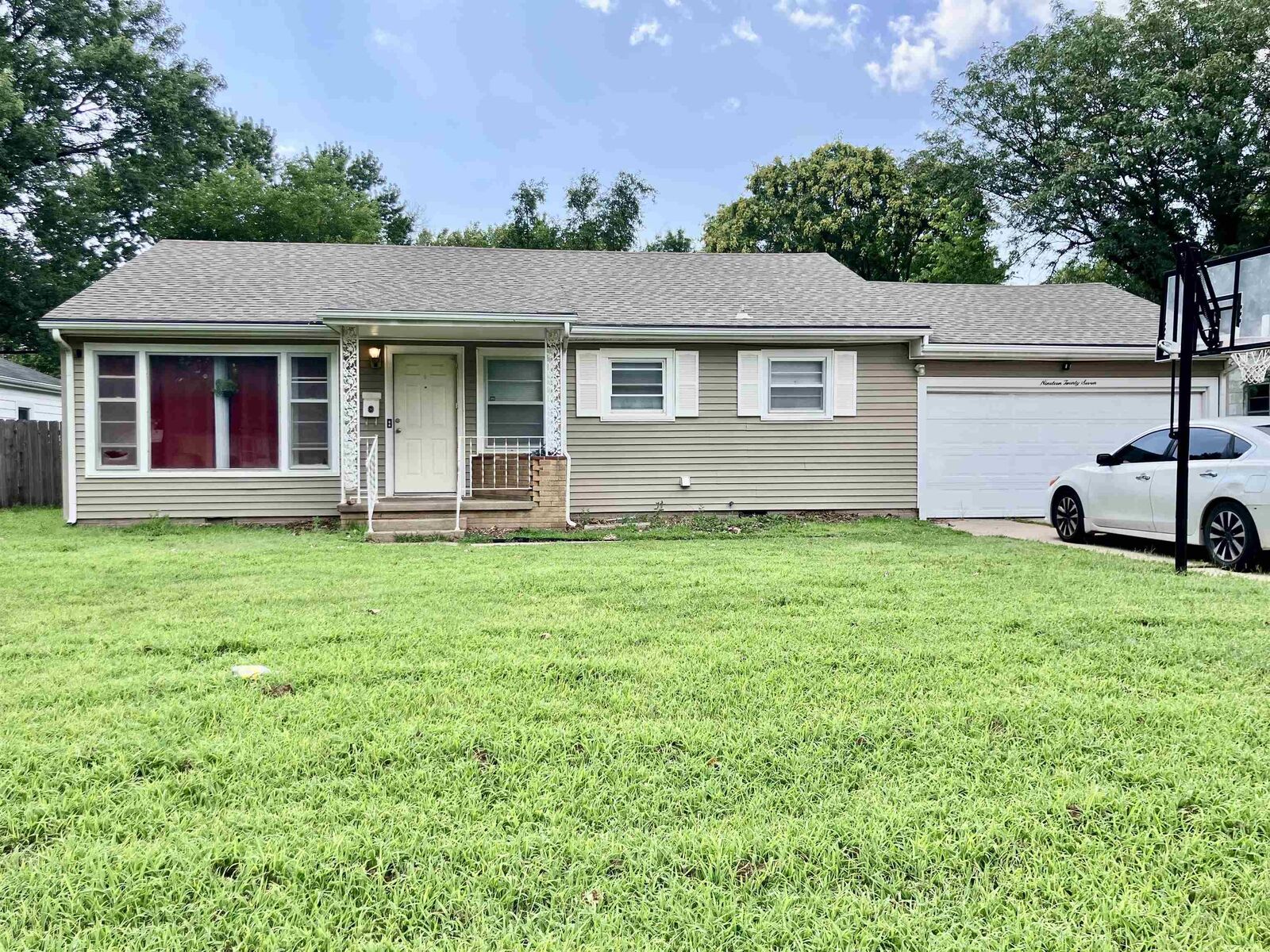 Property Photo: 1927 S Chautauqua Ave KS 67211