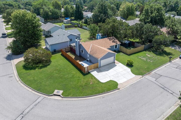 Property Photo: 2006 N Sunridge St KS 67235