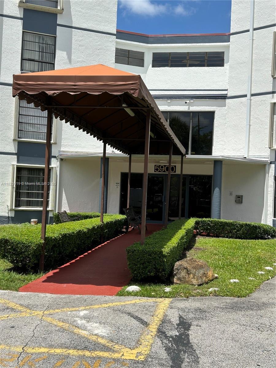 Property Photo: 5900 SW 127th Ave 3412 FL 33183