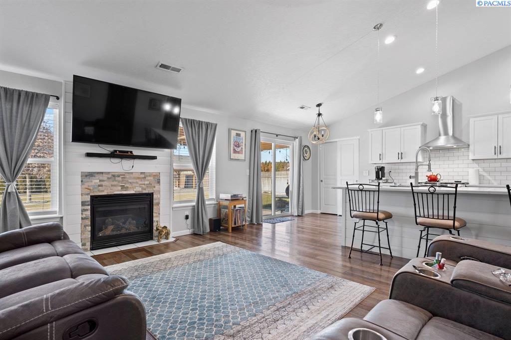 Property Photo: 6104 Bayview Lane WA 99301