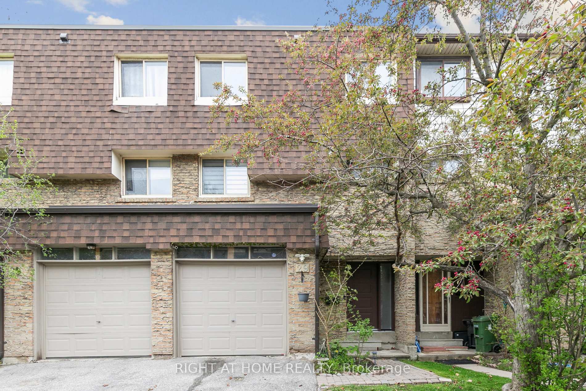 Property Photo: 15 Huntingwood Drive 29 ON M1W 2L7