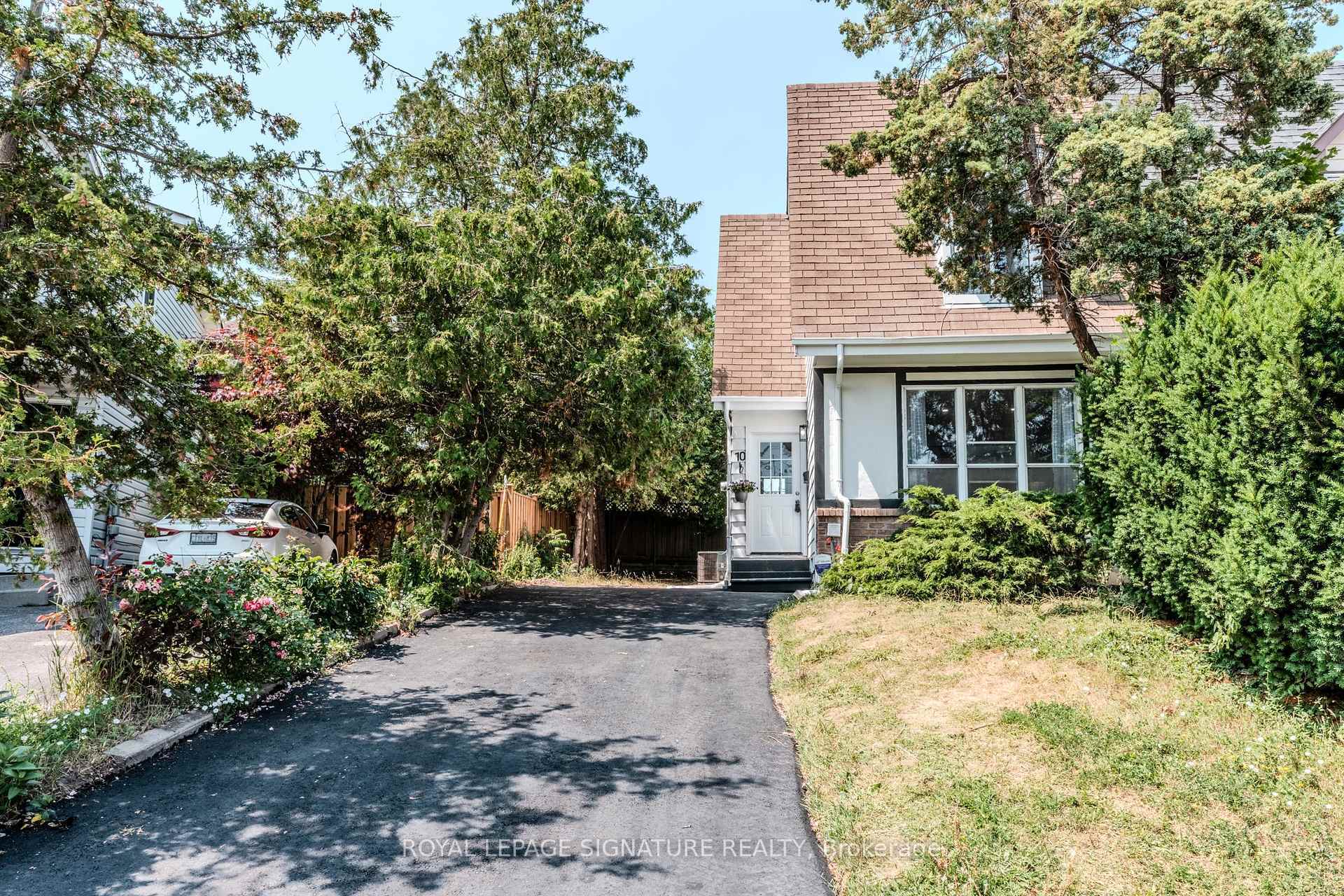 Property Photo: 10 Grassmere Court ON L1H 3X4