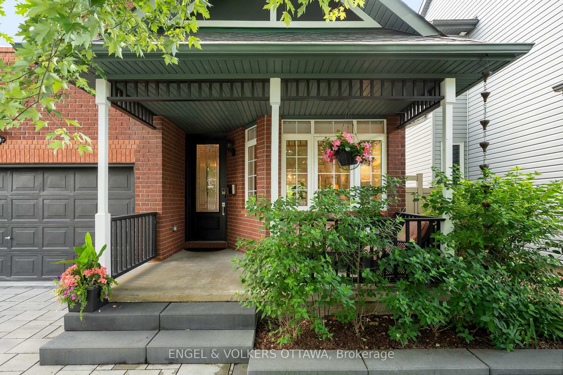 Property Photo: 17 Colindale Avenue ON K2J 4V6