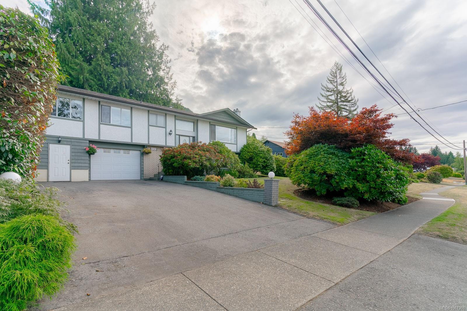 Property Photo: 450 Davis Rd BC V9G 1V5